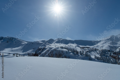 北海道　十勝岳連峰の冬の風景 © 英敏 松本