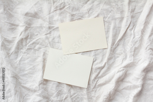 白い背景と俯瞰の白い2枚メッセージカード