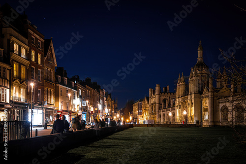 Fotografia A night view of Cambridge, a city on the River Cam in eastern England, home to t