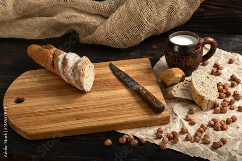 Obraz na płótnie Sliced rye bread on a cutting board w salonie