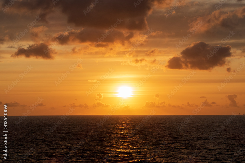 Romantischer Sonnenaufgang über der Nordsee - Atlantik