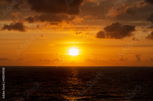 Romantischer Sonnenaufgang über der Nordsee - Atlantik © HeiSpa
