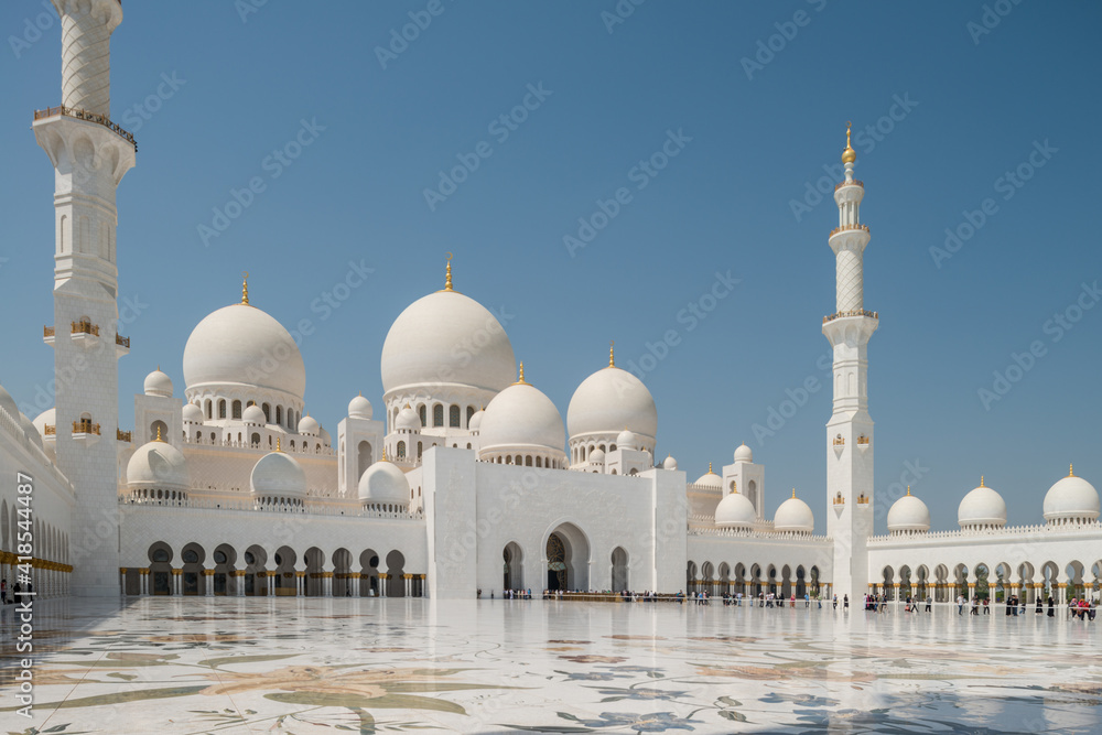 Fototapeta premium Scheich-Zayid-Moschee mit Minaretten und Kuppeln in Abu Dhabi in den Vereinigten Arabischen Emiraten am Persischen Golf.