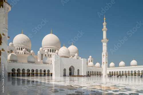 Scheich-Zayid-Moschee mit Minarett und Kuppeln in Abu Dhabi in den Vereinigten Arabischen Emiraten am Persischen Golf.