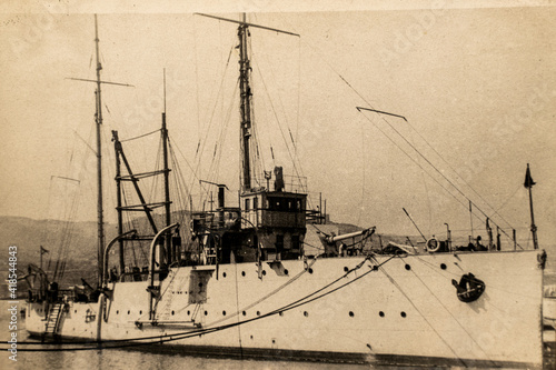 Cuadro en lienzo Russia - CIRCA 1910-1917: The destroyer military ship of the Imperial Russian Navy