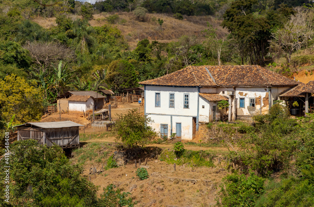 Fototapeta premium Fazenda colonial na área rural de Guarani, estado de Minas Gerais, Brasil