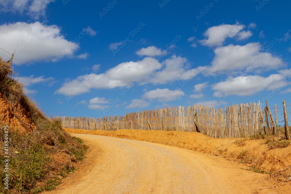 Estrada rural em Guarani, estado de Minas Gerais, Brasil