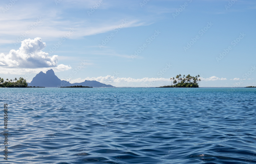 Bora Bora vue depuis le lagon de Taha'a, Polynésie française Bora Bora vue depuis le lagon de Taha'a, Polynésie française