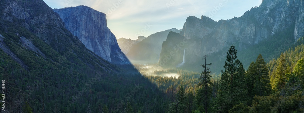 sunrise at the tunnel view in yosemite nationalpark, california, usa