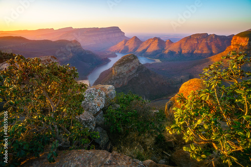Obraz na płótnie three rondavels and blyde river canyon at sunset, south africa 59 w salonie