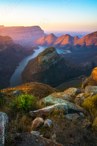 Obraz na płótnie three rondavels and blyde river canyon at sunset, south africa 72 w salonie