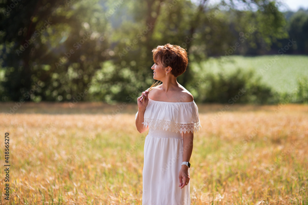 Eine hübsche junge Frau, über 30 Jahre Alt, hat kurze Danke Haare und Schulter Ferienweißes Kleid, dreht sich auf dem Feld, lächelt, tanz und sehr gut drauf! Eine hübsche junge Frau, über 30 Jahre Alt, hat kurze Danke Haare und Schulter Ferienweißes Kleid, dreht sich auf dem Feld, lächelt, tanz und sehr gut drauf!