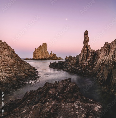 Paisaje marítimo al atardecer en el arrecife de las sirenas, en Cabo de Gata, Almería, España, donde se pueden ver antiguas chimeneas de lava volcánica de millones de años en el mar Mediterráneo