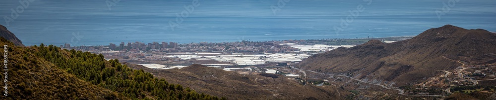 Vista panorámica del pueblo de Aguadulce y el mar Mediterráneo desde la Sierra de Gádor en Enix, Almería (España)