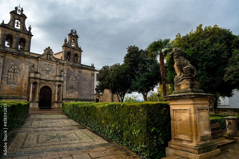 Fachada de la iglesia Colegiata de Santa María la Mayor de los Reales Alcázares en la ciudad de Úbeda (España)