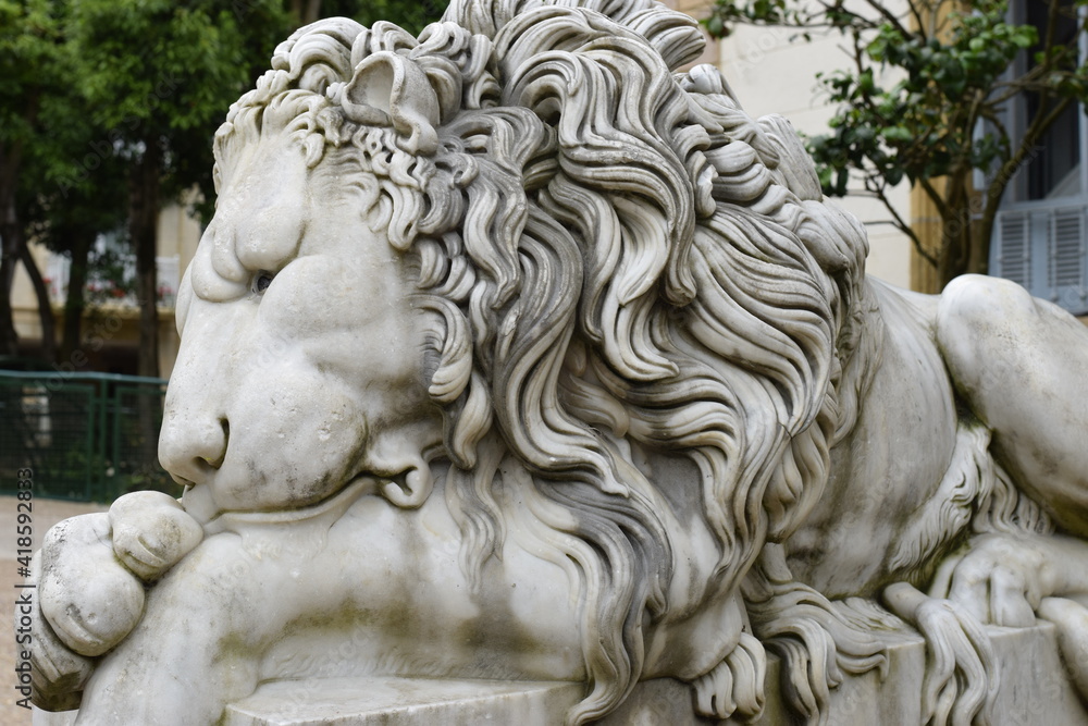 Skulptur eines schlafenden Löwens