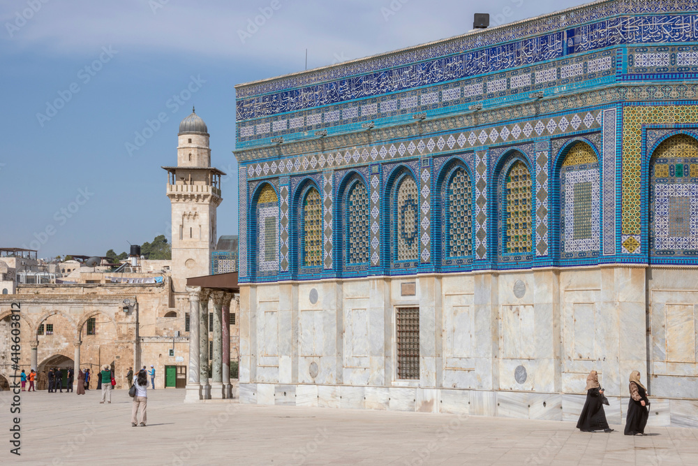Pared con mosaicos del Templo del Monte y minarete de mezquita en la Explanada de las Mezquitas de Jerusalén, capital de Israel