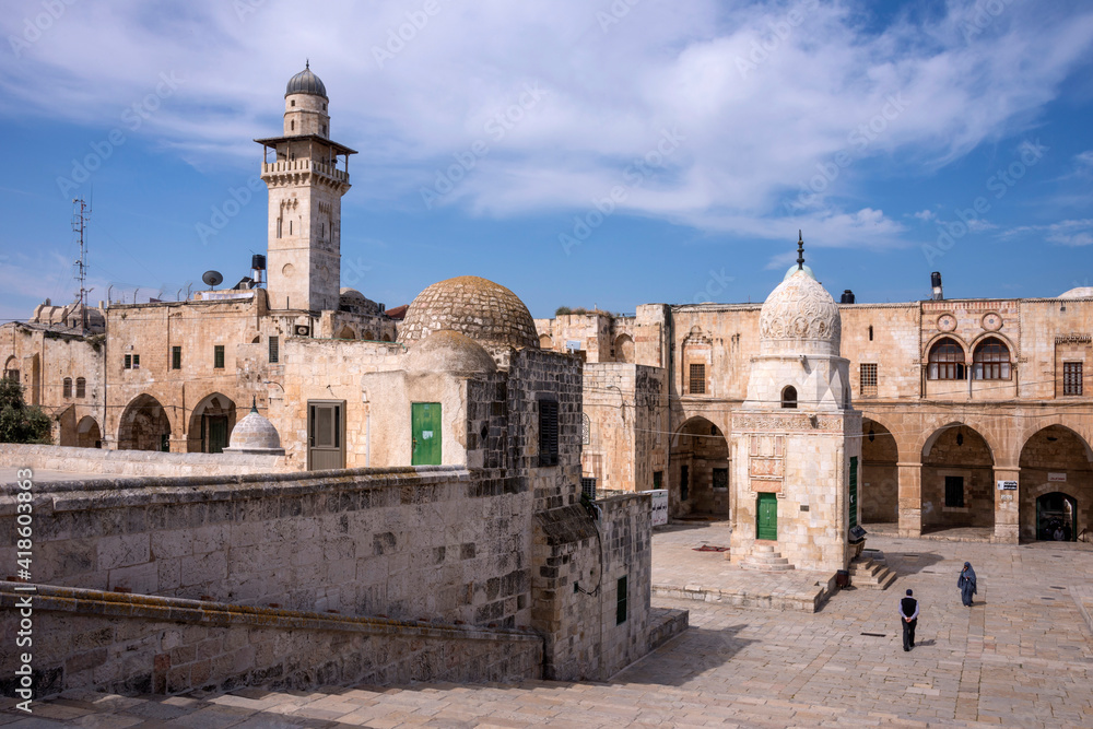Antiguas edificaciones y minarete en la Explanada de las Mezquitas de Jerusalén en Israel