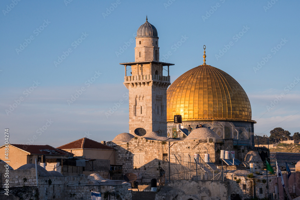 Minarete y cúpula dorada del Templo del Monte en la ciudad de Jerusalén al atardecer 