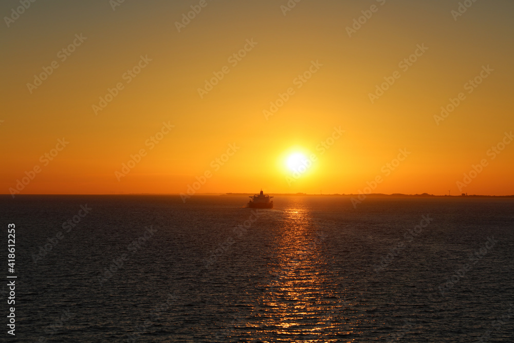 Schiffsreise in den Sonnenuntergang
