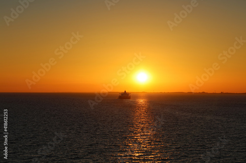 Schiffsreise in den Sonnenuntergang © Every Picture