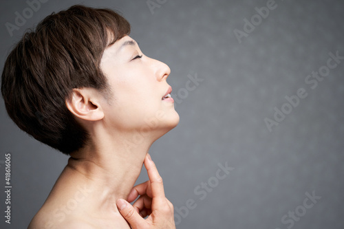 首筋を押さえる中年の日本人女性stock Photo Adobe Stock 首筋を押さえる中年の日本人女性stock Photo Adobe Stock