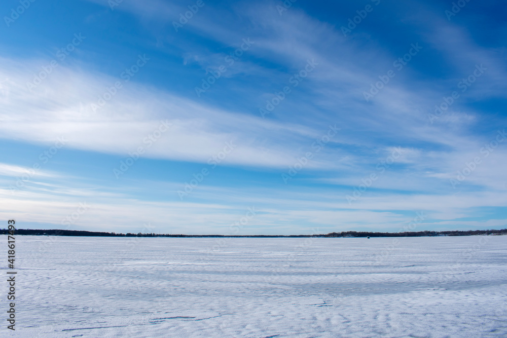 Obraz premium sky over frozen lake