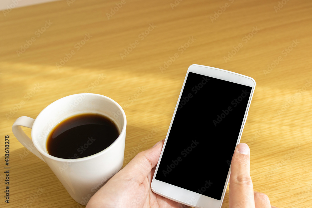 休憩でスマートフォンを使うイメージ 休憩でスマートフォンを使うイメージ