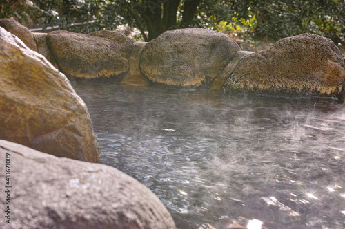 日本の温泉、野天風呂のイメージ