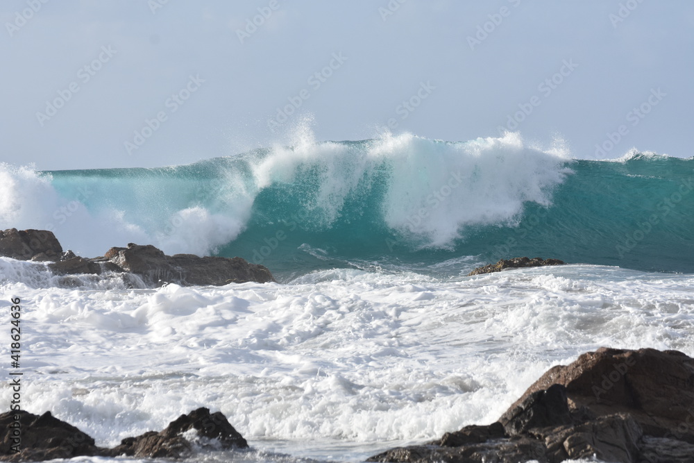 Obraz premium The sea demonstrating its power against the cliffs