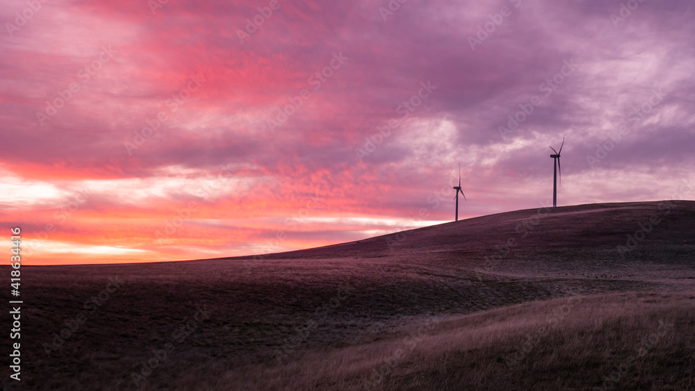 Obraz premium Wind turbines at sunset