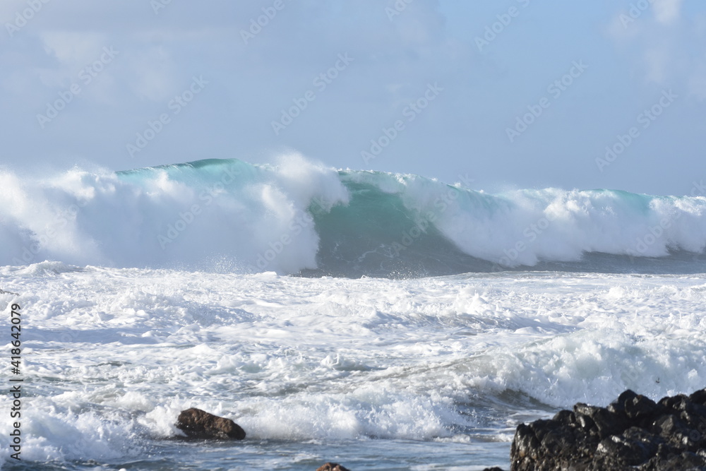 Obraz premium The sea demonstrating its power against the cliffs