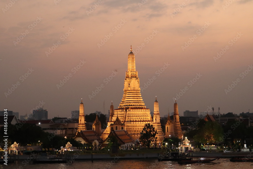 Naklejka premium Sunset temple in asia