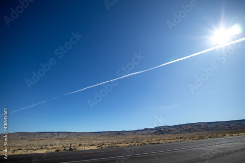 快晴の空と飛行機雲