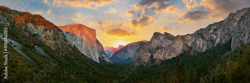 Canvas Print Yosemite valley nation park during sunset view from tunnel view on twilight time