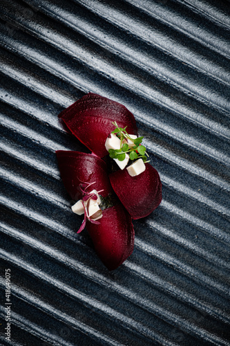 Obraz na płótnie nigiri with beetroot and micro greens