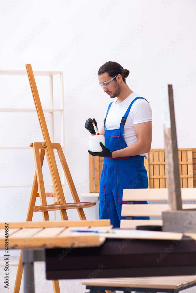 Obraz premium Young male contractor working in workshop