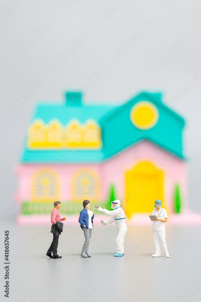 Obraz premium Miniature people PPE medical visit for check coronavirus at home , Health care concept