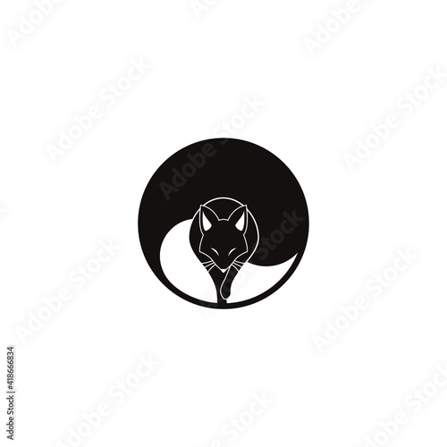 日本の家紋風の、フラットな狐のシルエットイラスト