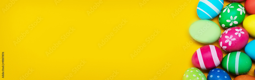 Easter eggs on yellow background - obrazy, fototapety, plakaty 