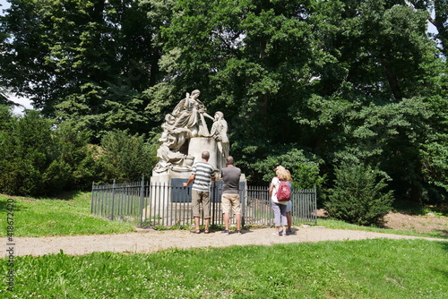 Denkmal Figurengruppe "Die Hoffnung tröstet die Trauer" Schlosspark Hohenzieritz