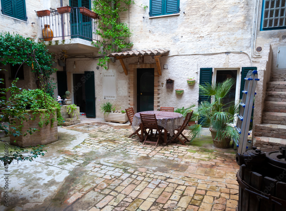 Obraz premium old house courtyard