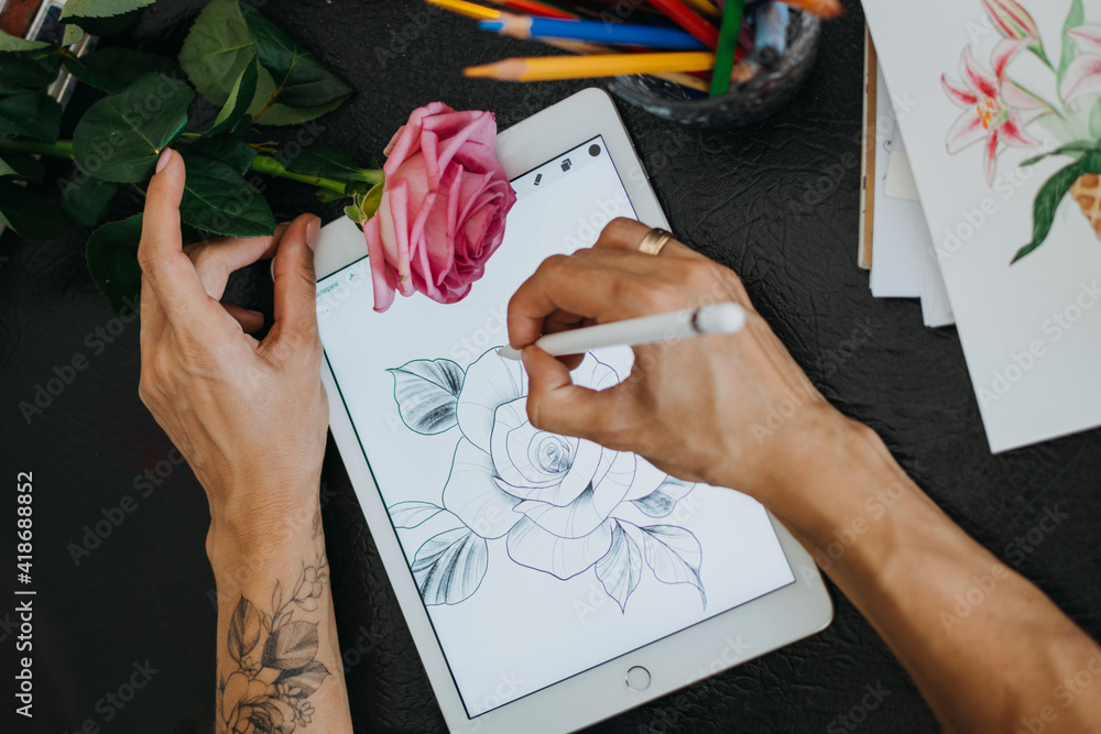 Tattoo art digital process on ipad. Tattoo artist working with Apple Pencil and drawing on iPad Pro in Procreate. Kropivnitskiy, Ukraine, September 27, 2019 фотография Stock