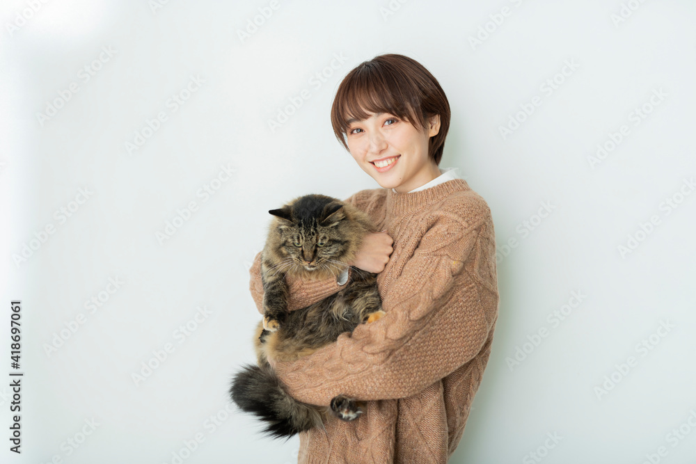 猫を抱く女性
