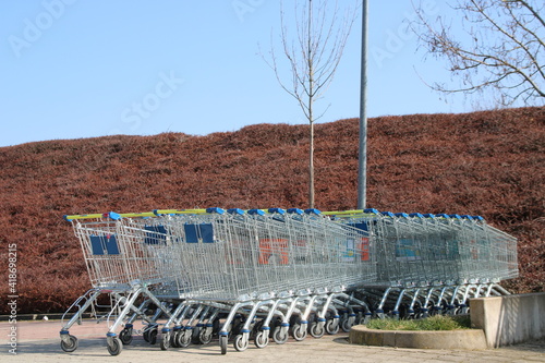 Abgestellte Einkaufswägen auf einem Parkplatz die durch Corona nicht mehr gebraucht werden 
