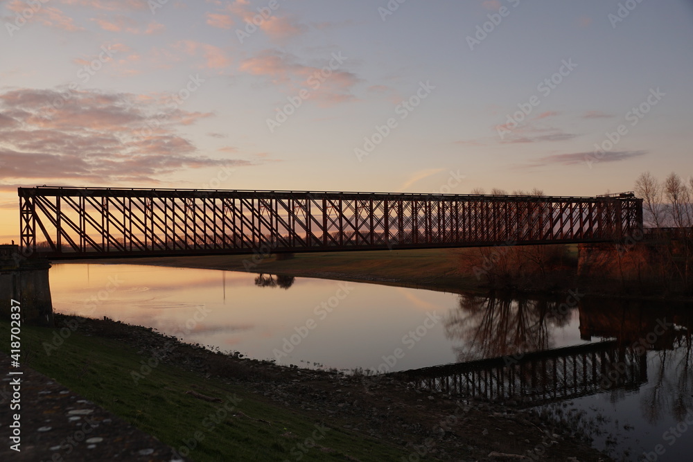 Naklejka premium Sunset at an old rail bridge