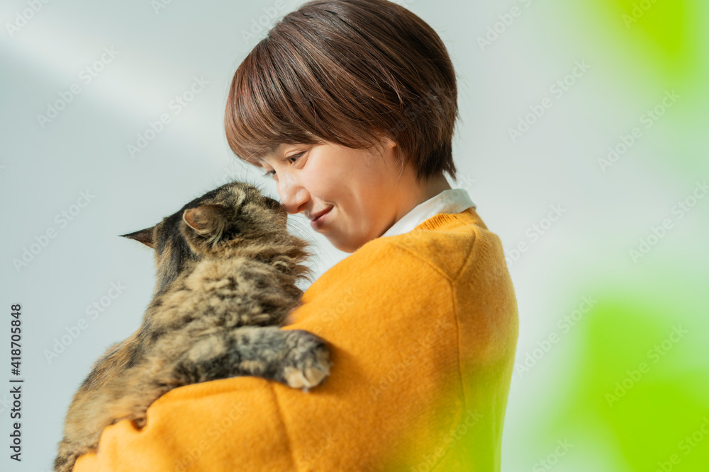 猫を抱く女性 猫を抱く女性