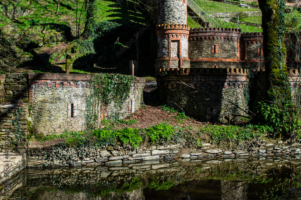 Φωτογραφία Vendée, France; February 26, 2021: photo of the Anguillet pond stream and reflections in the water of the sacred buildings of the Sanctuary of La Salette located at La Rabatelière