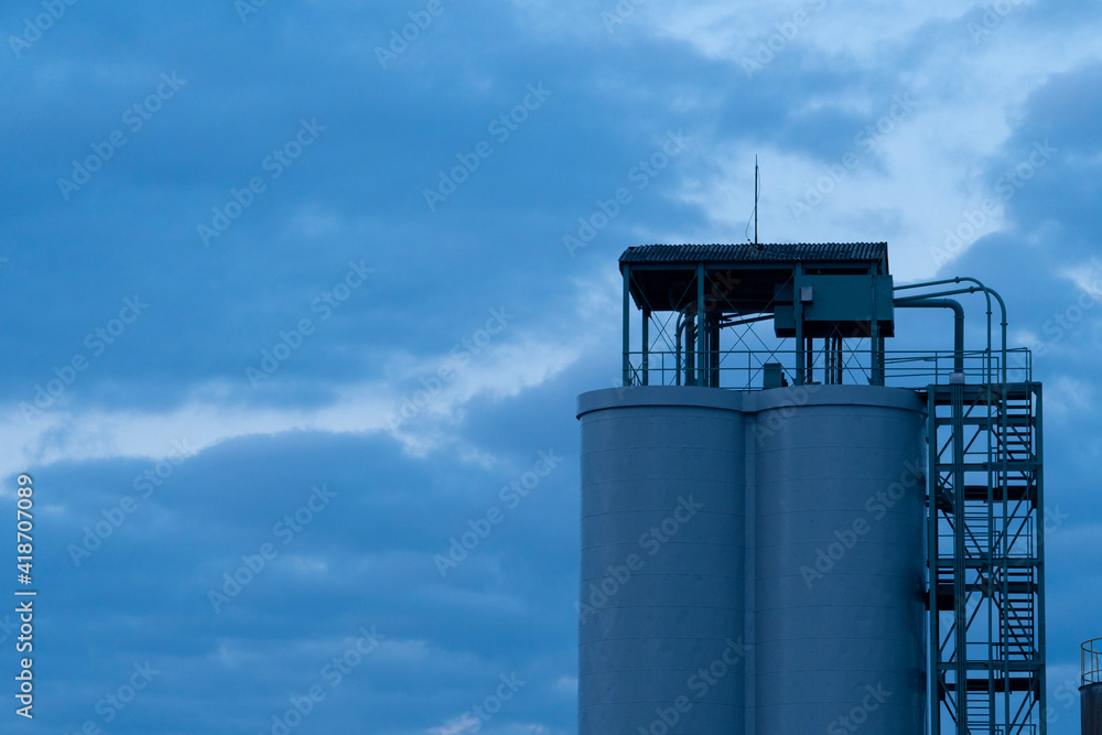 Obraz premium grain elevator and sky