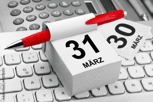 Business Kalender 31. März und PC Keyboard photo